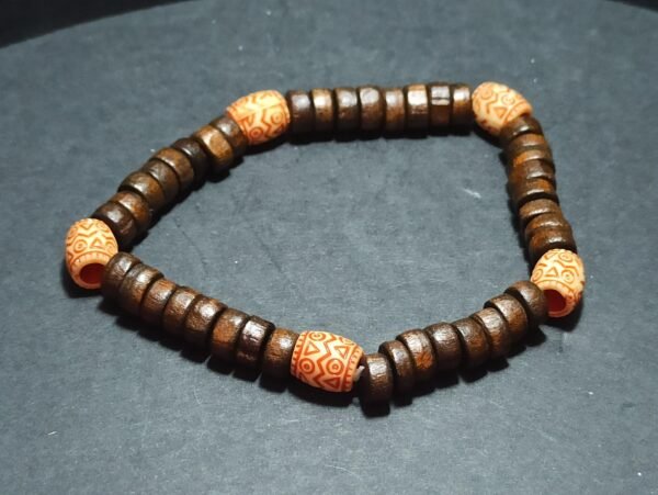 Bracelet perles bois breloque