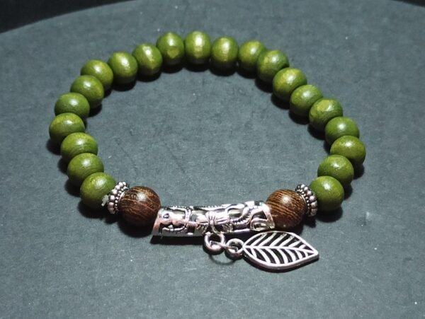 Bracelet perles bois breloque