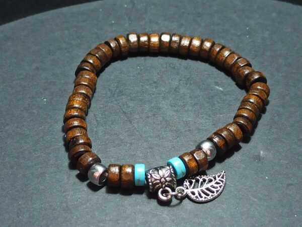 Bracelet perles bois breloque